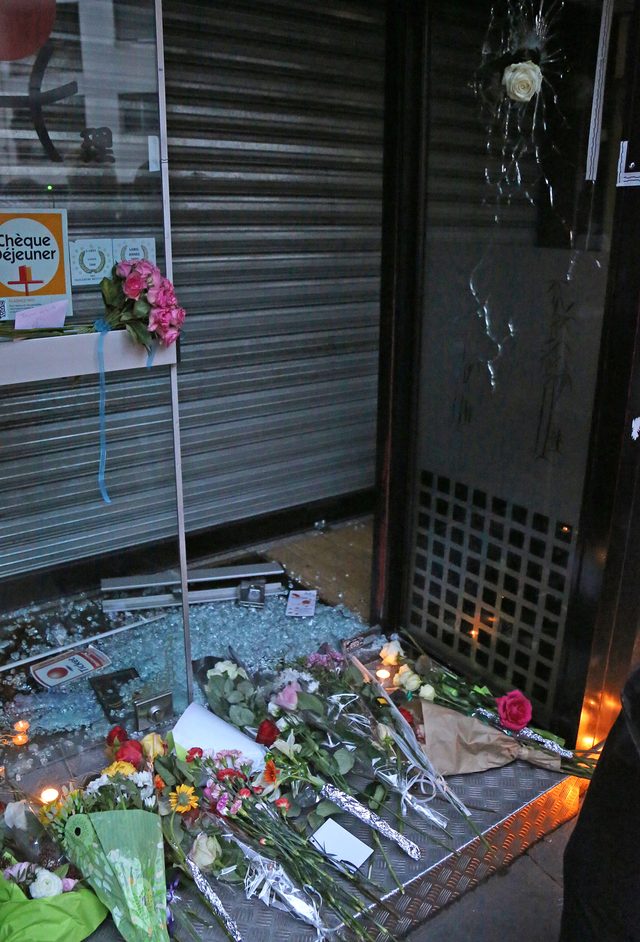 Paryż opłakuje swoje dzieci (FOTO) Paryż opłakuje swoje dzieci (FOTO)