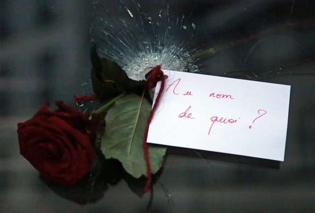 Paryż opłakuje swoje dzieci (FOTO) Paryż opłakuje swoje dzieci (FOTO)