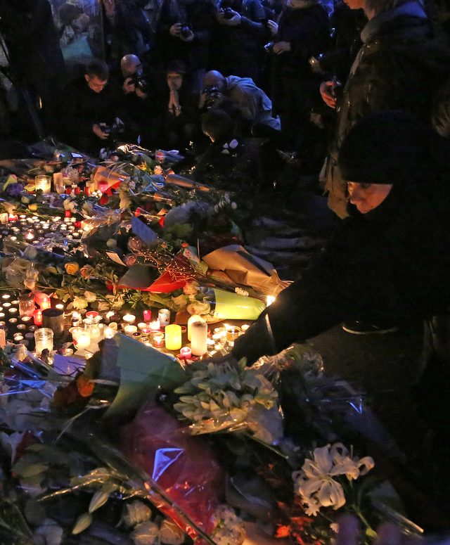 Paryż opłakuje swoje dzieci (FOTO) Paryż opłakuje swoje dzieci (FOTO)