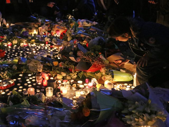 Paryż opłakuje swoje dzieci (FOTO) Paryż opłakuje swoje dzieci (FOTO)