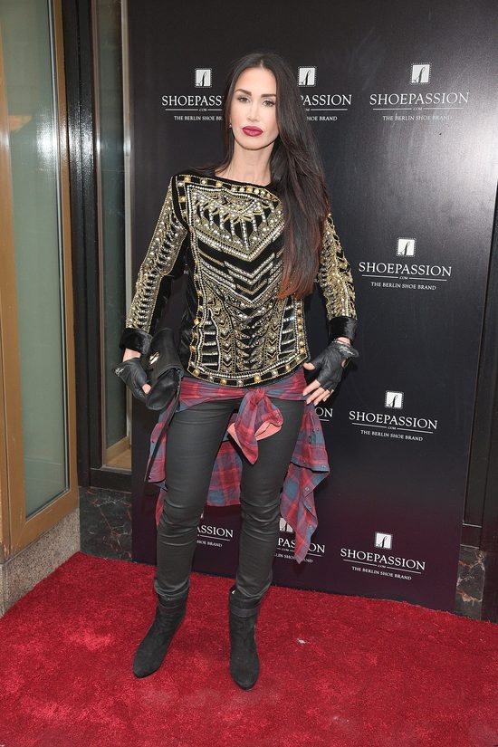 To uśmiech satysfakcji posiadaczki bluzki za 1400 złotych?