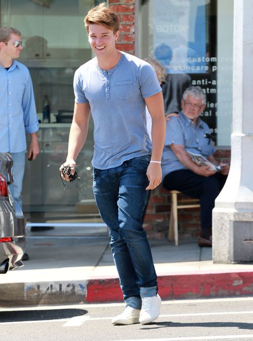 Czupryna farbowana, broda zdradza siwiznę (FOTO)