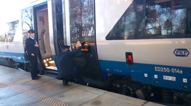 Polskie Pendolino domykają... butem! [VIDEO]