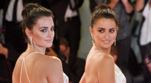Penelope Cruz w sukni z piórami chciała wam się czymś pochwalić Penelope Cruz w sukni z piórami chciała wam się czymś pochwalić