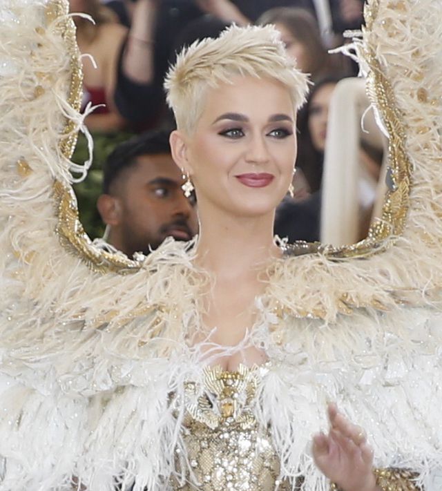 ZJAWISKOWE kreacje na Met Gali 2018: Kardashianki, Rihanna jak papież...