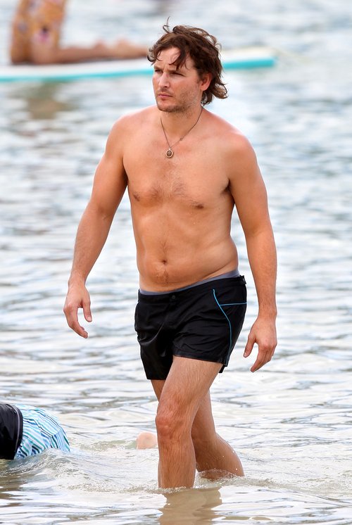 Peter Facinelli na plaży z córkami (FOTO)