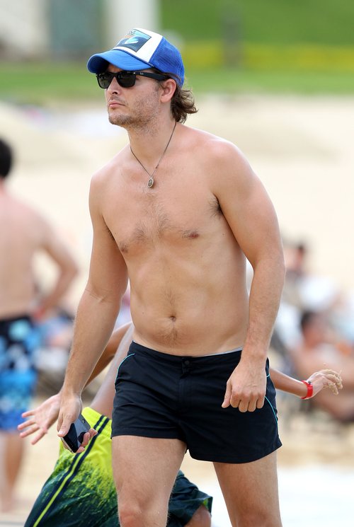 Peter Facinelli na plaży z córkami (FOTO)