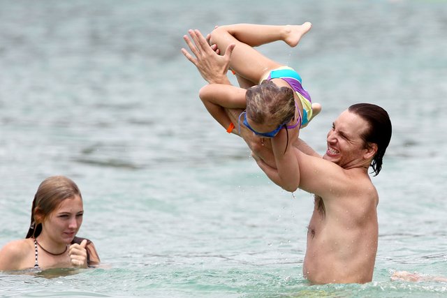 Peter Facinelli na plaży z córkami (FOTO)