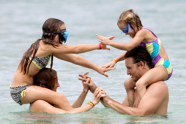 Peter Facinelli na plaży z córkami (FOTO)