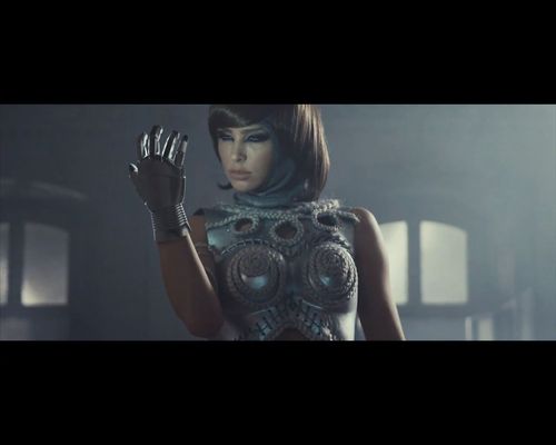 Monika Pietrasińska w mrocznym, ekscentrycznym klipie [VIDEO