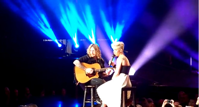 Pink pocieszała płaczącą dziewczynkę (VIDEO) Pink pocieszała płaczącą dziewczynkę (VIDEO)