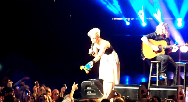 Pink pocieszała płaczącą dziewczynkę (VIDEO) Pink pocieszała płaczącą dziewczynkę (VIDEO)