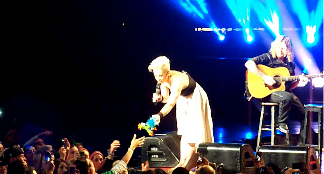 Pink pocieszała płaczącą dziewczynkę (VIDEO) Pink pocieszała płaczącą dziewczynkę (VIDEO)