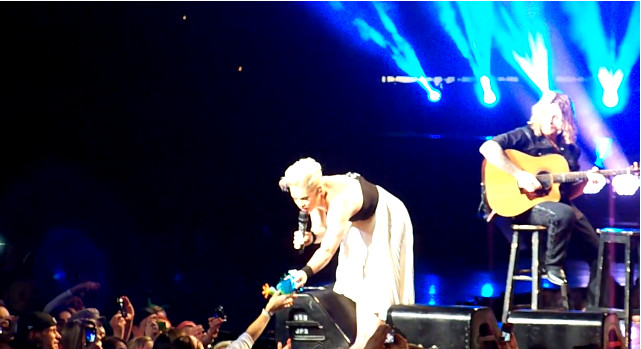 Pink pocieszała płaczącą dziewczynkę (VIDEO) Pink pocieszała płaczącą dziewczynkę (VIDEO)