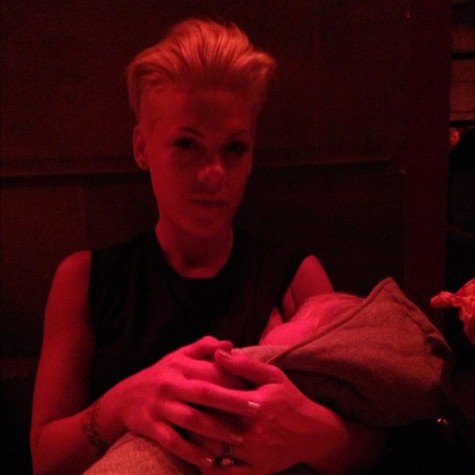 Pink karmi córkę piersią (FOTO)