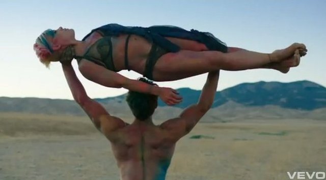 Try - nowy teledysk Pink. Zobaczcie koniecznie! [VIDEO]