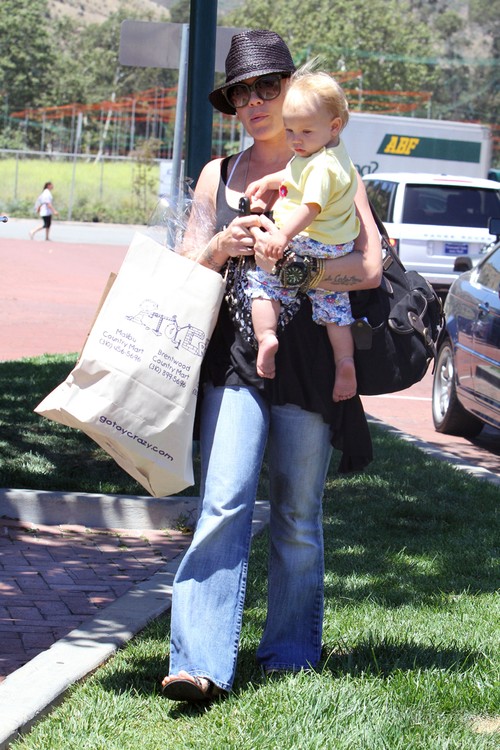 Pink z córeczką wracają ze sklepu z zabawkami (FOTO)