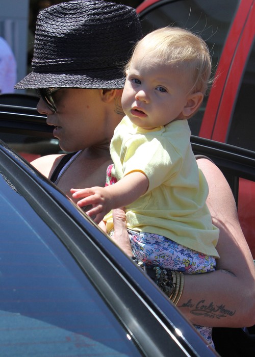 Pink z córeczką wracają ze sklepu z zabawkami (FOTO)