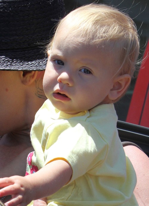 Pink z córeczką wracają ze sklepu z zabawkami (FOTO)