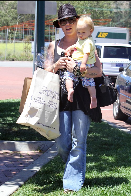 Pink z córeczką wracają ze sklepu z zabawkami (FOTO)