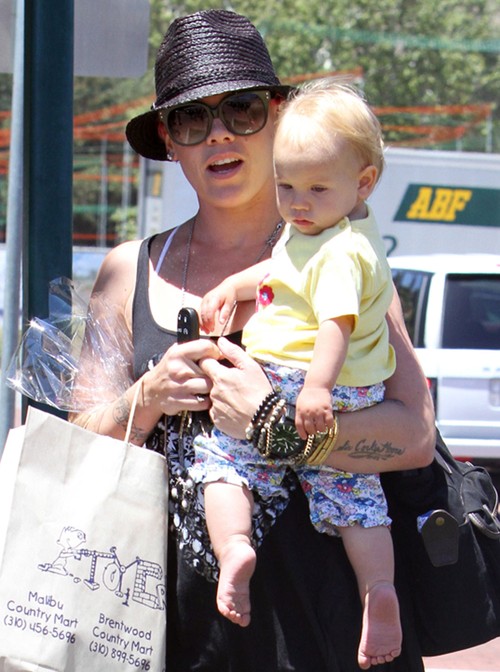 Pink z córeczką wracają ze sklepu z zabawkami (FOTO)