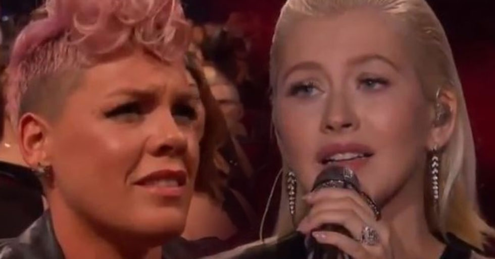 Aguilera w hołdzie Whitney Houston na AMA’s. Fanów zadziwiła reakcja Pink Aguilera w hołdzie Whitney Houston na AMA’s. Fanów zadziwiła reakcja Pink