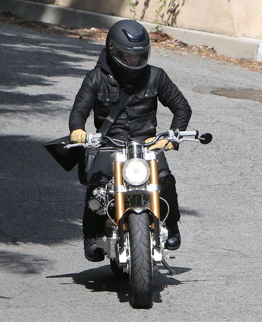Brad Pitt na super motocyklu (FOTO)