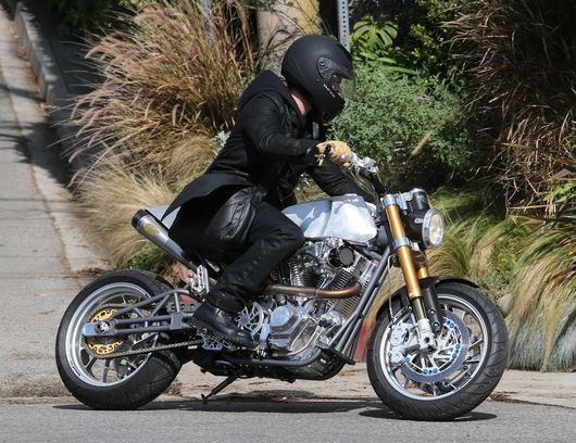 Brad Pitt na super motocyklu (FOTO) Brad Pitt na super motocyklu (FOTO)