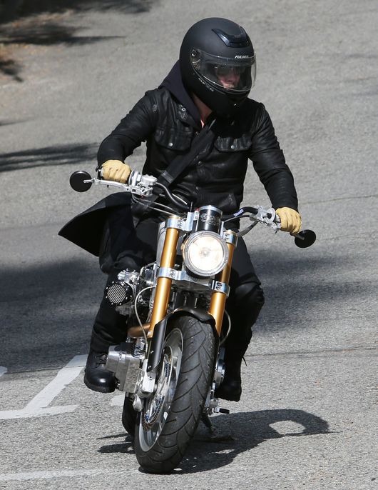 Brad Pitt na super motocyklu (FOTO) Brad Pitt na super motocyklu (FOTO)