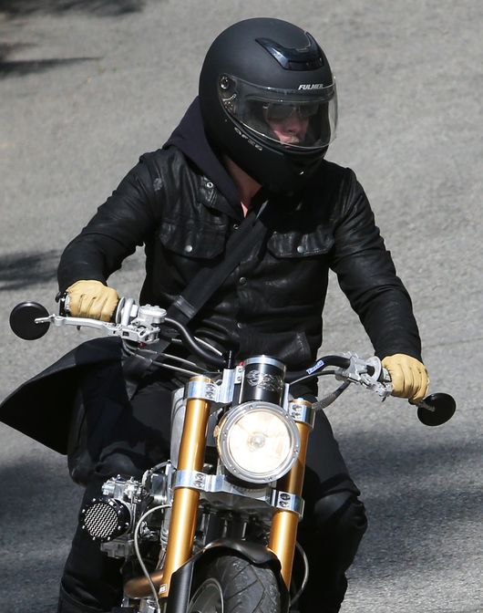Brad Pitt na super motocyklu (FOTO) Brad Pitt na super motocyklu (FOTO)