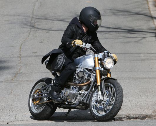Brad Pitt na super motocyklu (FOTO) Brad Pitt na super motocyklu (FOTO)