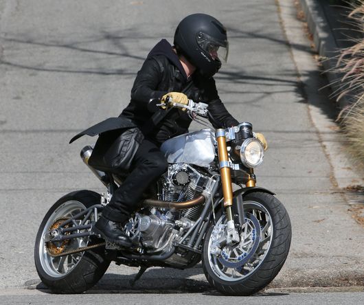 Brad Pitt na super motocyklu (FOTO) Brad Pitt na super motocyklu (FOTO)