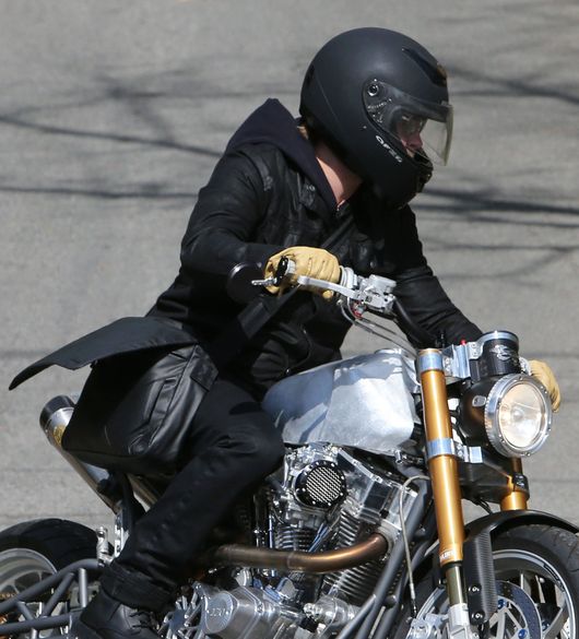 Brad Pitt na super motocyklu (FOTO) Brad Pitt na super motocyklu (FOTO)