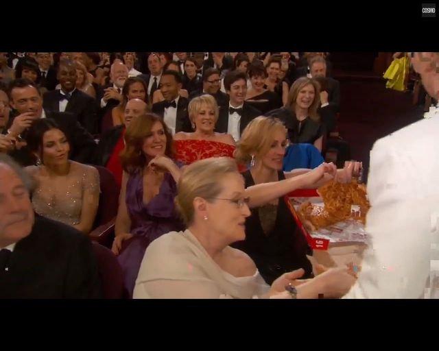  Ellen DeGeneres karmi gwiazdy pizzą na oscarowej gali VIDEO