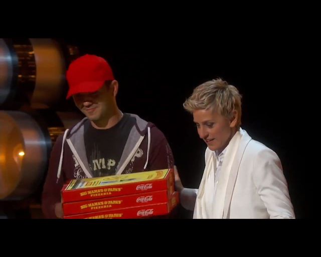  Ellen DeGeneres karmi gwiazdy pizzą na oscarowej gali VIDEO