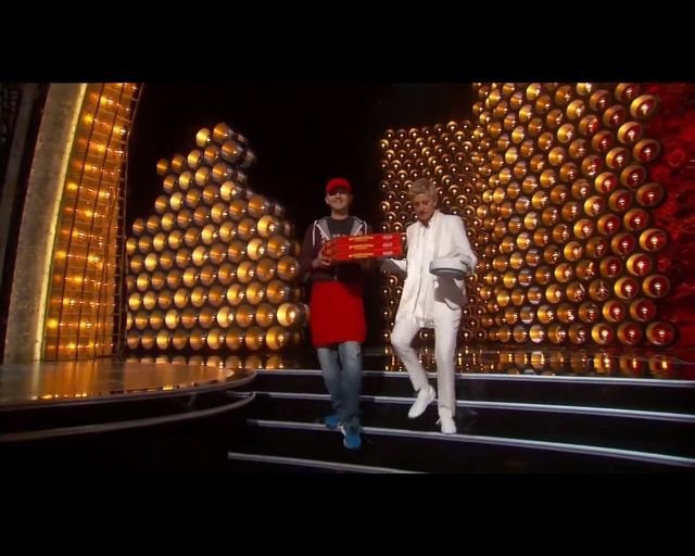  Ellen DeGeneres karmi gwiazdy pizzą na oscarowej gali VIDEO
