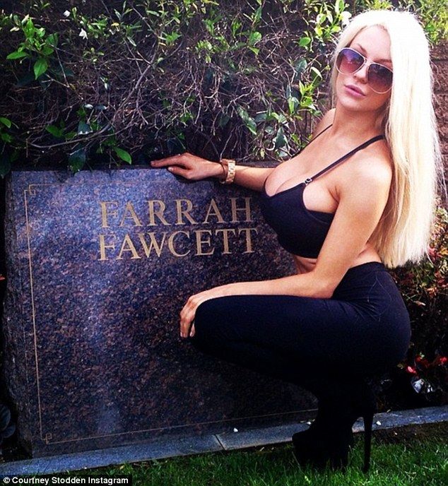 Amerykańska gwiazda strzela sobie focię znad grobu (FOTO)