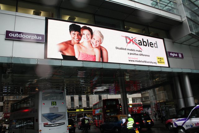 Iga Wyrwał pozuje z niepełnosprawną modelką (FOTO) Iga Wyrwał pozuje z niepełnosprawną modelką (FOTO)