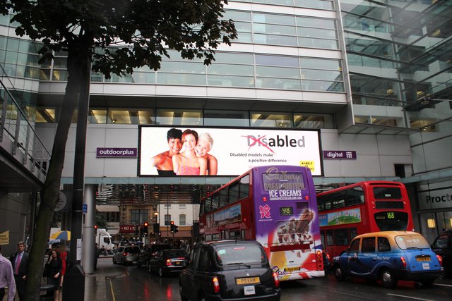 Iga Wyrwał pozuje z niepełnosprawną modelką (FOTO) Iga Wyrwał pozuje z niepełnosprawną modelką (FOTO)