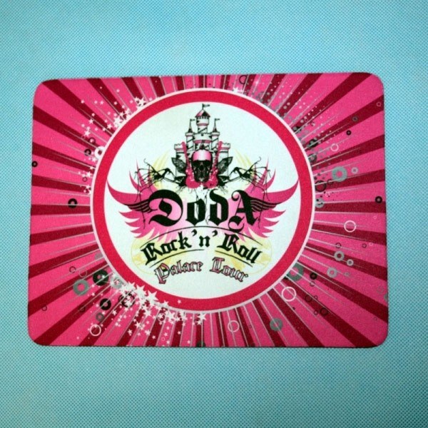 Doda sprzedaje podkładki pod myszy (FOTO)