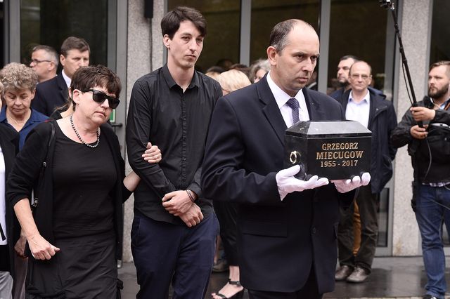 Pogrzeb Grzegorza Miecugowa. Żegnają go m.in. Rusin, Lis, Durczok (ZDJĘCIA)