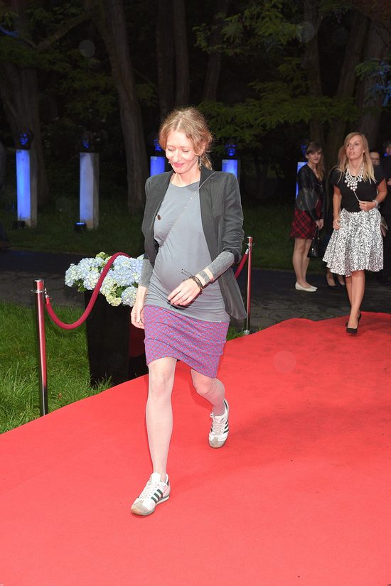 Magdalena Popławska w sportowych butach na czerwonym dywanie