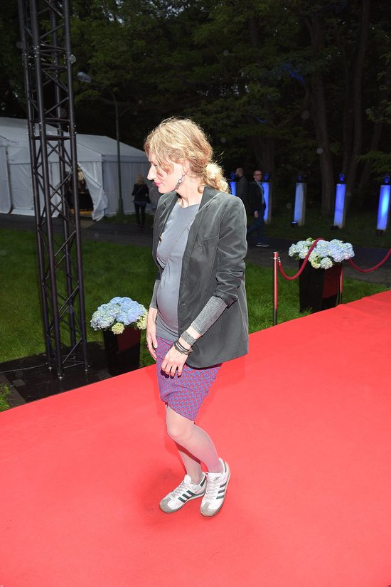 Magdalena Popławska w sportowych butach na czerwonym dywanie Magdalena Popławska w sportowych butach na czerwonym dywanie