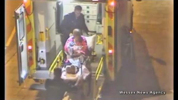 25-latka urodziła dziecko przed centrum handlowym [VIDEO]