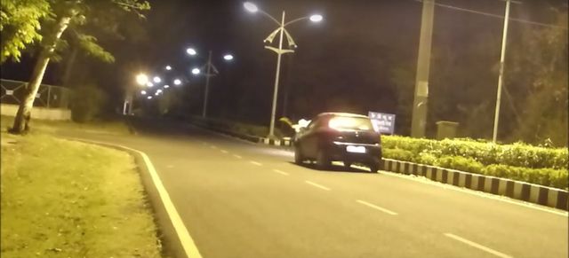 Wystraszony kierowca wjechał w prankstera (VIDEO)