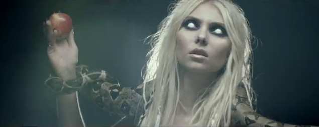 Morze nagich ciał w nowym teledysku zespołu Taylor Momsen Morze nagich ciał w nowym teledysku zespołu Taylor Momsen