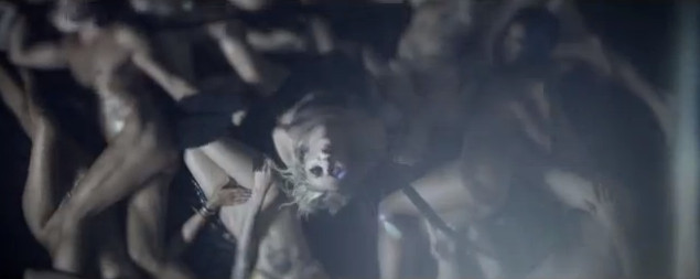 Morze nagich ciał w nowym teledysku zespołu Taylor Momsen Morze nagich ciał w nowym teledysku zespołu Taylor Momsen