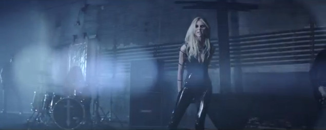 Morze nagich ciał w nowym teledysku zespołu Taylor Momsen