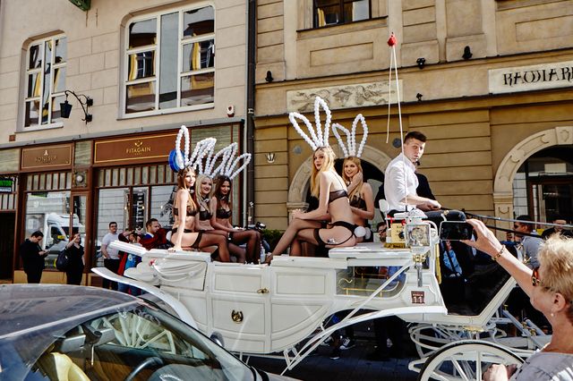 Euro 2016: Polską reprezentacje żegnały... Króliczki Playboya! (FOTO)