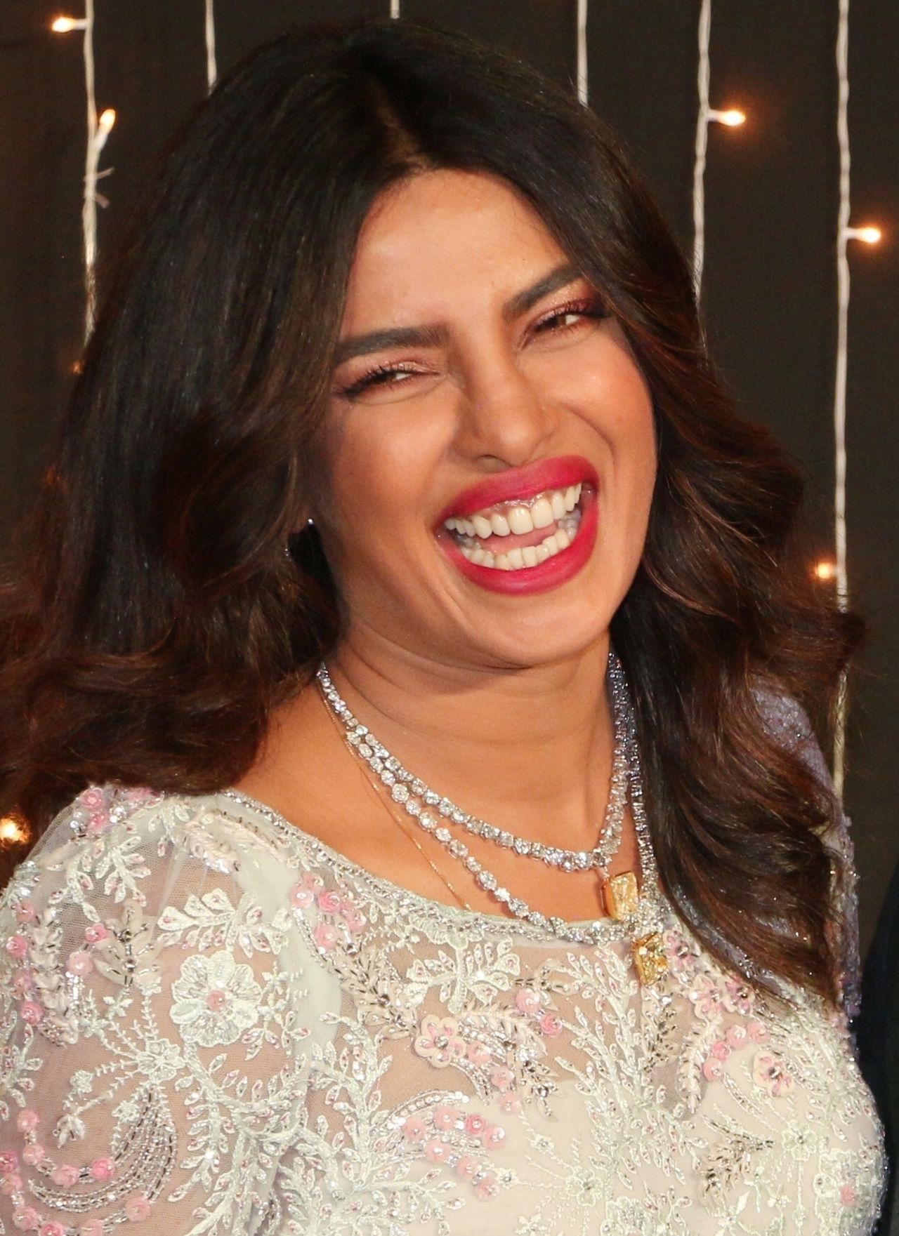 Priyanka Chopra rozjaśniła włosy - pasuje do niej taki kolor? (ZDJĘCIA)